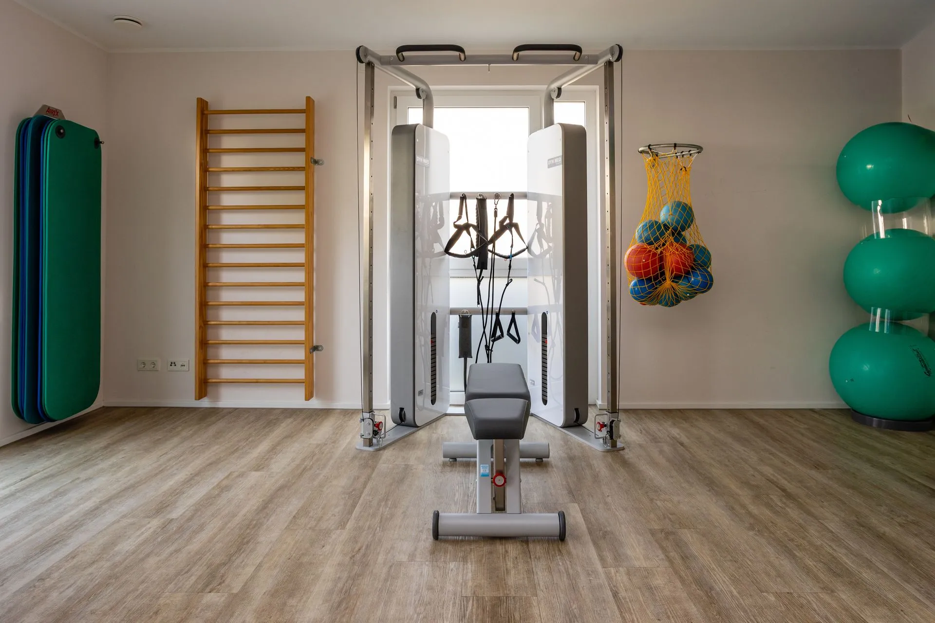 Physiotherapeutische Geräte im Gesundheitszentrum Konzept Körper in Rösrath.